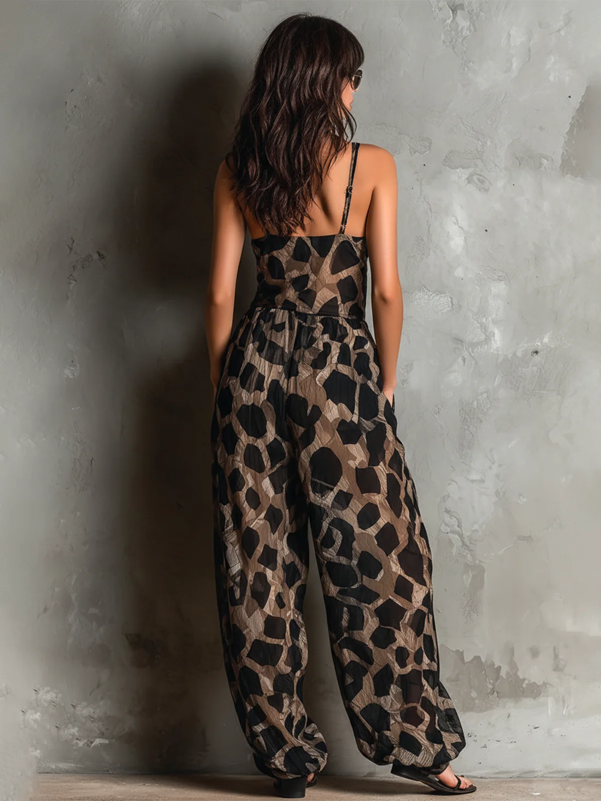 Zaira | Tuta leopardata con scollo a V, spalline sottili e nodo in vita